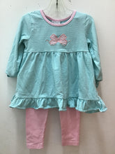 Load image into Gallery viewer, Size 3T stitchy fish Girls
