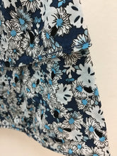 Load image into Gallery viewer, Size 8 pleat. Girls
