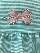 Load image into Gallery viewer, Size 3T stitchy fish Girls
